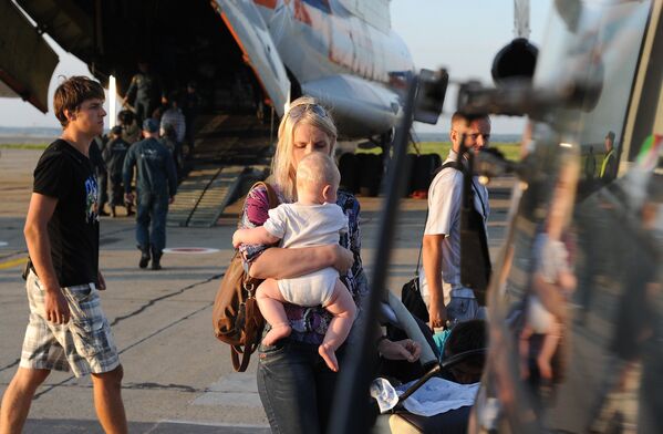 Семьи украинских беженцев с детьми прибыли бортом МЧС в аэропорт Челябинска
