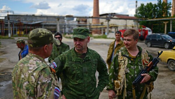 Командир батальона Призрак народного ополчения Луганска Алексей Мозговой разговаривает с бойцами. Архивное фото