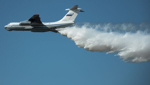 Cамолет Ил-76 демонстрирует сброс огнегасящей жидкости. Архивное фото