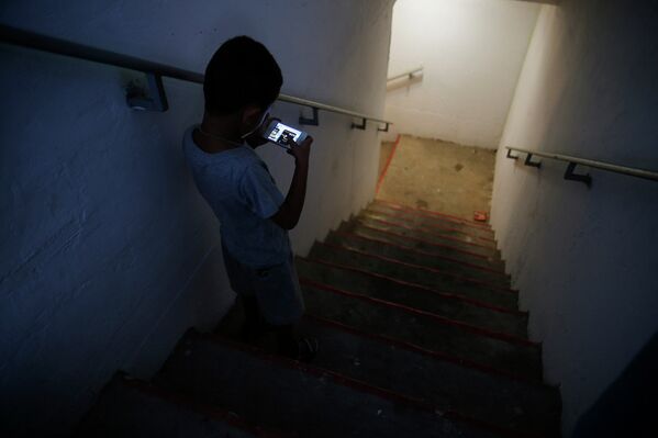 Израильский мальчик с мобильным телефоном в бомбоубежище в городе Ашкелон