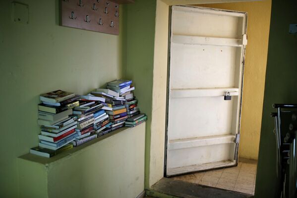 Полка с книгами у входа в бомбоубежище в израильском городе Ашкелон