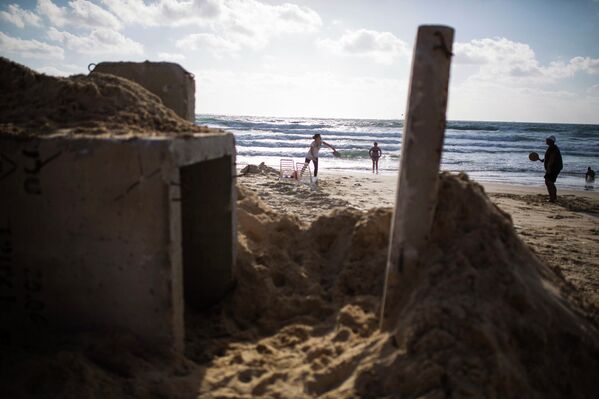 Вход в бомбоубежище на пляже в израильском городе Ашдод