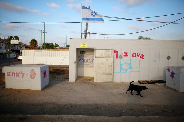 Вход в бомбоубежище в израильском городе Ашкелон