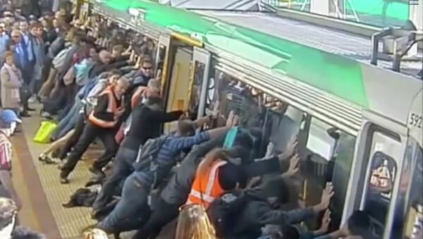 Видео в YouTube: в Австралии пассажиры наклонили поезд, чтобы спасти мужчину