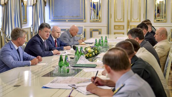 Президент Украины Петр Порошенко во время совещания с руководителями силовых ведомств страны