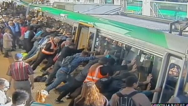 Десятки пассажиров метро в Австралии наклонили поезд и спасли человека