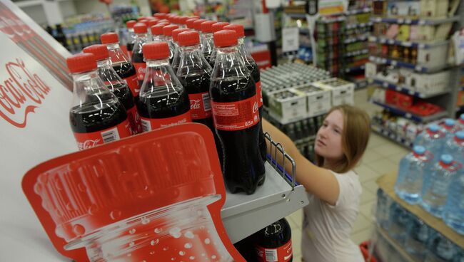 Девушка выбирает продукцию Coca-Cola в одном из магазинов Москвы