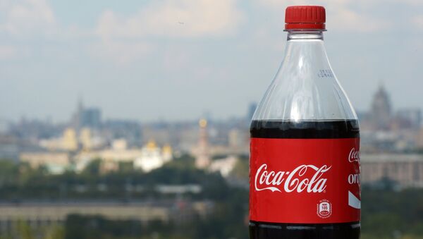 Бутылка с напитком компании Coca-Cola