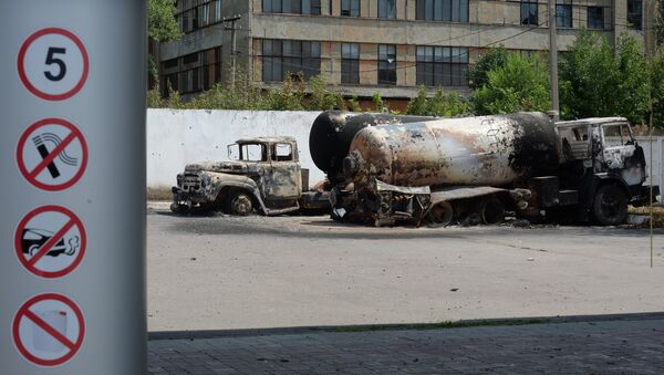 Сожженные бензовозы после обстрела украинской армией города Шахтерска в Донецкой области. Архивное фото