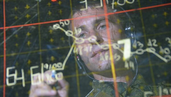 Военнослужащий в командном пункте центра боевого применения во время учений ПВО. Архивное фото