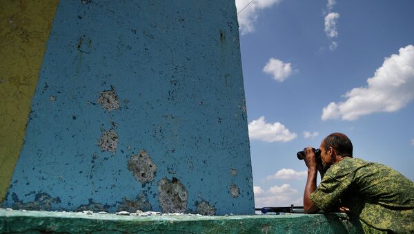 Боец ополчения на наблюдательном пункте в Донецке. Архивное фото