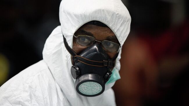 Нигерийский медик в защитном костюме в аэропорту Лагоса, Нигерия. Архивное фото