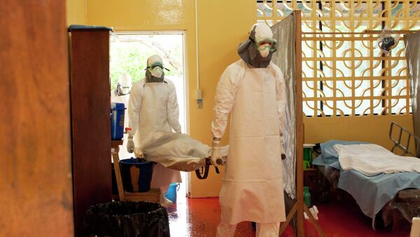 Доктора несут больного зараженного вирусом Эбола в больнице. Архивное фото