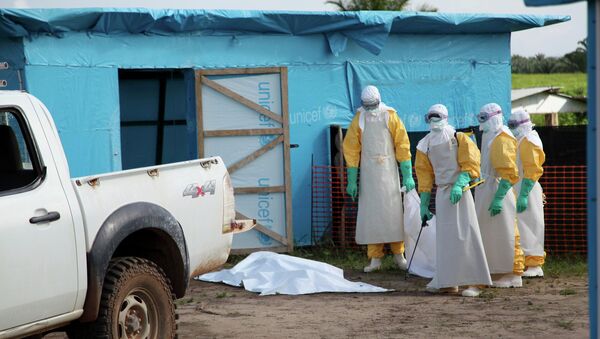 Медицинские работники возле изолятора для зараженных вирусом Эбола. Архивное фото