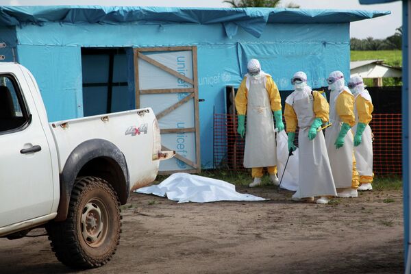 Медицинские работники возле изолятора для зараженных вирусом Эбола в Либерии