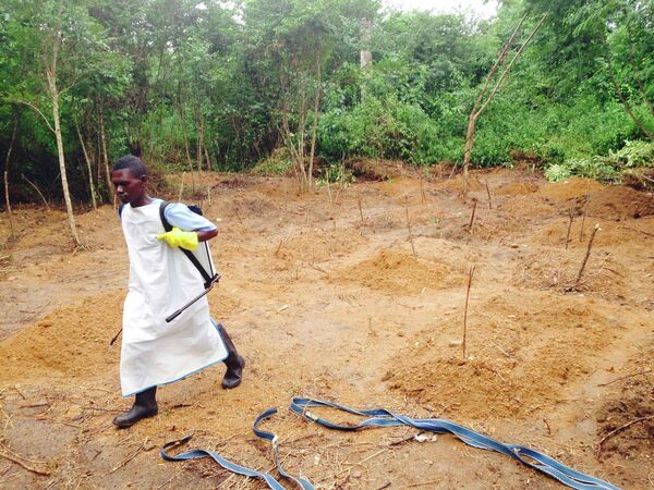 Волонтер возле лечебного центра для зараженных вирусом Эбола в Африке