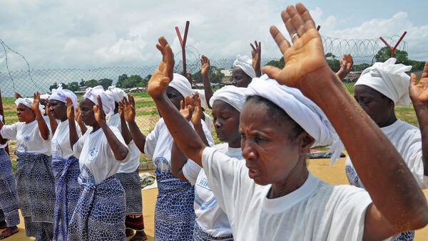 Женщины разных религиозных групп молиться против распространения вируса Эбола. Архивное фото