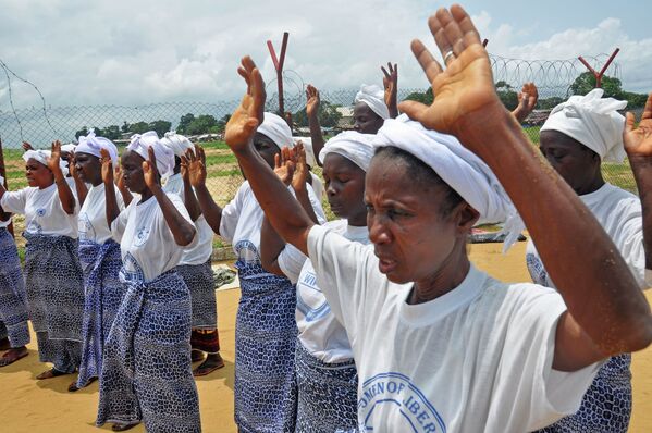 Женщины разных религиозных групп молиться против распространения вируса Эбола
