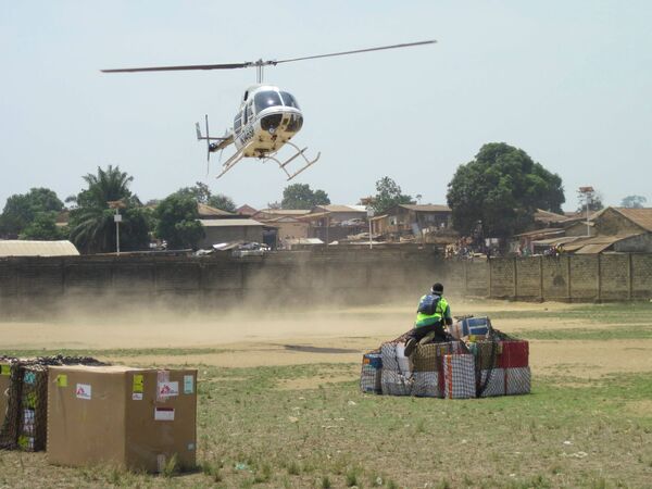 Доставка гуманитарной помощи во время эпидемии вируса Эболы в Либерию