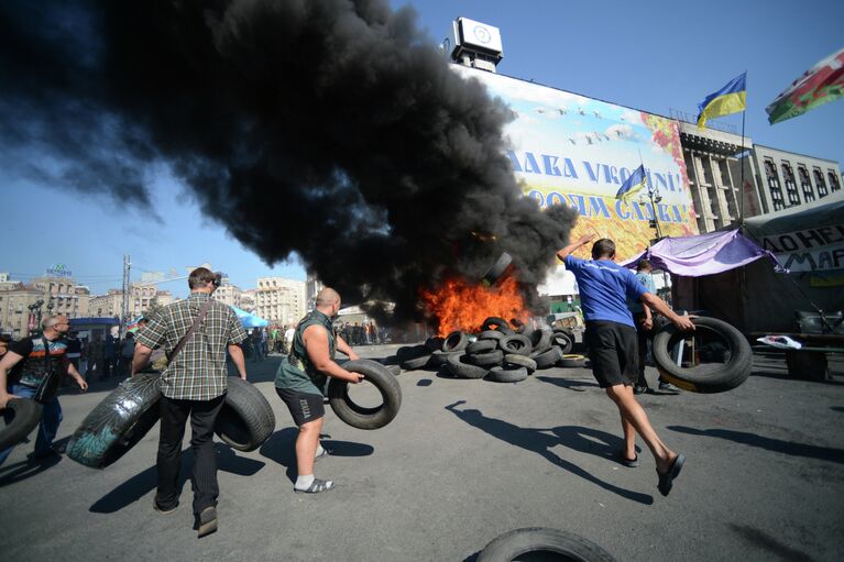 Митингующие жгут покрышки на площади Независимости в Киеве. 07 августа 2014