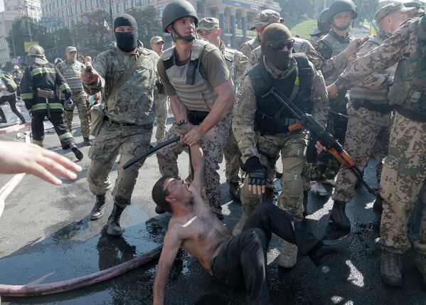 Сотрудники спецподразделений задерживают активиста во время беспорядков в Киеве на Площади Независимости
