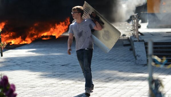 Активист идет мимо подожженных покрышек на площади Независимости в Киеве