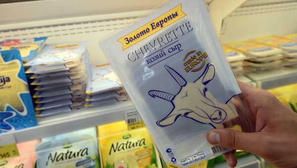 Прилавок с сырами в гипермаркете. Архивное фото