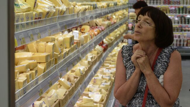 Женщина у прилавка с сырами в гипермаркете Лента в Новосибирске. Архивное фото