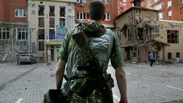 Боец ополчения на подвергшейся обстрелу украинской армией улице Донецка