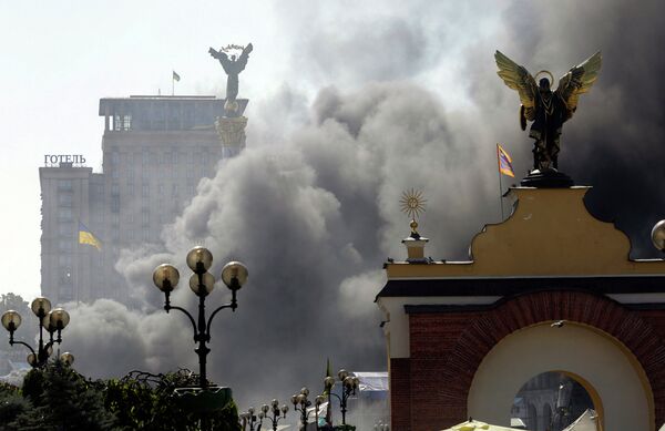 Дым над площадью Независимости во время беспорядков в Киеве
