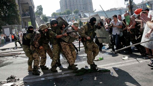 Столкновение митингующих с правительственными силами на площади Независимости в Киеве