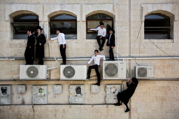 Ультраортодоксальные еврейские дети наблюдают за боевыми действиями в Иерусалиме, Израиль