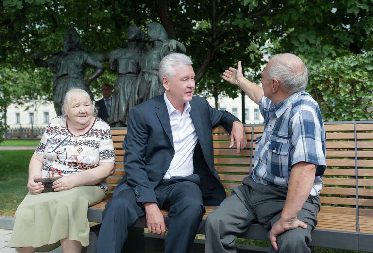 Мэр Москвы Сергей Собянин осматривает Цветной бульвар после благоустройства