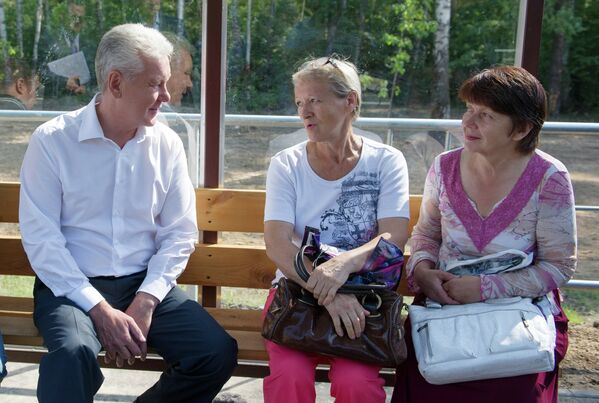 Мэр Москвы Сергей Собянин общается с женщинами во время осмотра дороги от Киевского до Боровского шоссе