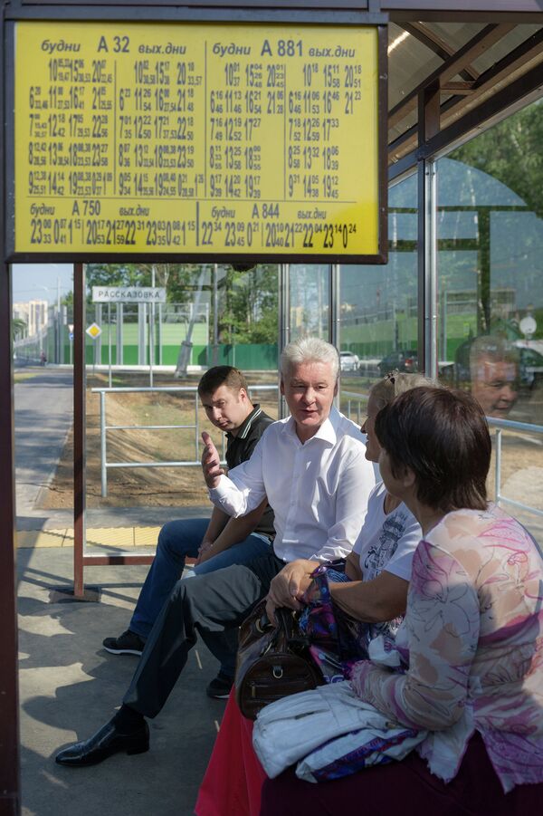 Мэр Москвы Сергей Собянин общается с пассажирами на автобусной остановке