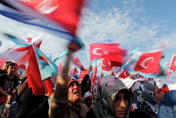 Сторонники турецкого премьер-министра Тайипа Эрдогана во время предвыборной кампании