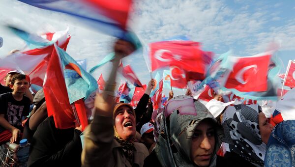 Сторонники турецкого премьер-министра Тайипа Эрдогана во время предвыборной кампании. Архивное фото.