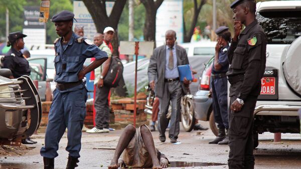 Гвинейские полицейские рядом с телом мужчины,  умершего, возможно, от заражения вирусом Эбола. Архивное фото
