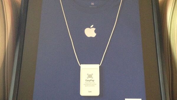 Бывший сотрудник компании Apple Сам Сунг выставил фирменную футболку Apple, бейдж и визитую карточку на аукционе eBay