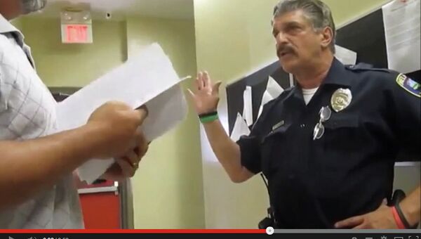 Кадр из видео с американским полицейским Ричардом Ресином