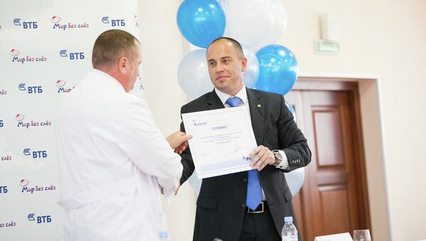 Банк ВТБ в рамках программы «Мир без слез» передал Омской областной детской клинической больнице сертификат на 1,5 миллиона рублей