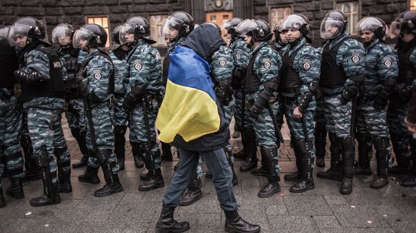 Сторонник евроинтеграции Украины и сотрудники милиции у здания правительства страны в Киеве. Архивное фото