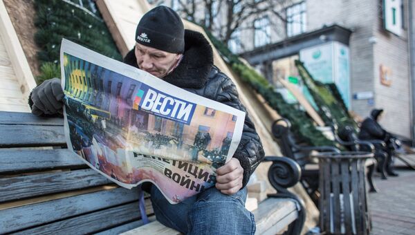 Участник акций сторонников евроинтеграции на площади Независимости в Киеве читает газету. Архивное фото