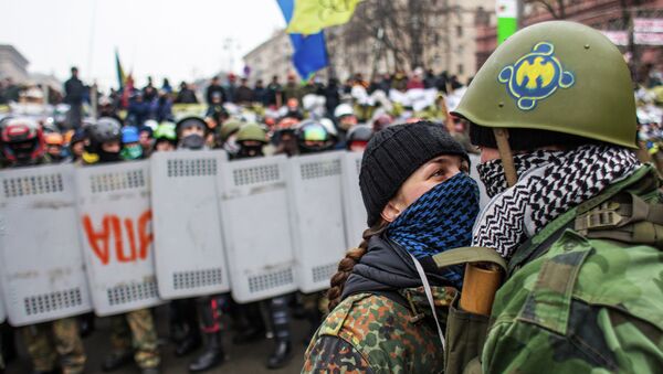 Отряды Самообороны Майдана у баррикад на улице Крещатик. Архивное фото