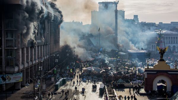 Дым от пожаров и сторонники оппозиции на площади Независимости в Киеве, где начались столкновения митингующих и сотрудников милиции. 2014 год. Архивное фото