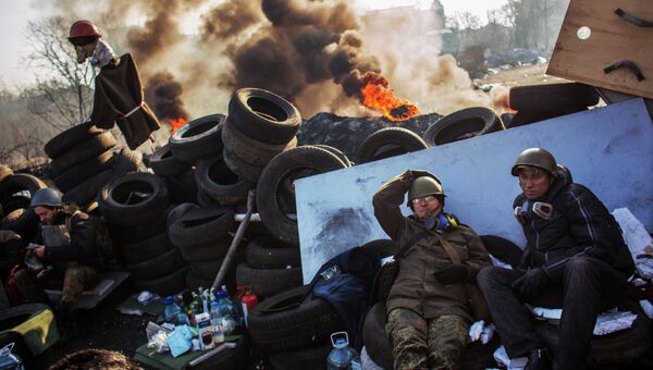 Сторонники радикальной оппозиции на баррикаде Институтской улицы в Киеве.Архивное фото.