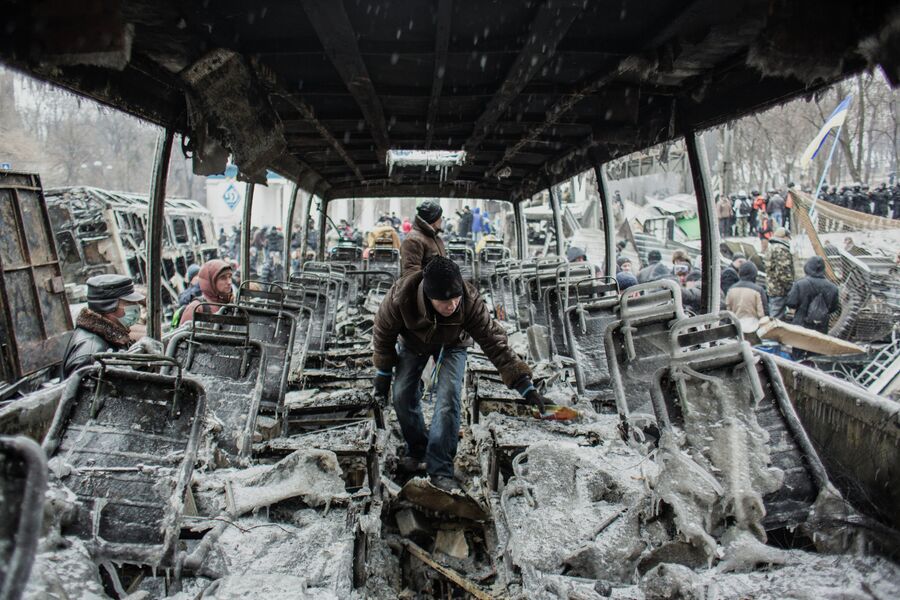 Сторонники евроинтеграции Украины у выгоревшей техники на улице Грушевского в Киеве