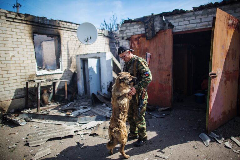 Ополченец, вернувшийся в свой дом в поселке Семеновка