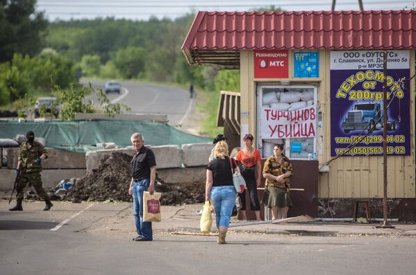 Местные жители у блокпоста ополченцев в поселке Семеновка