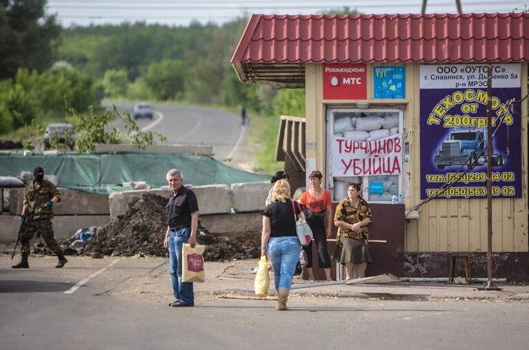 Местные жители у блокпоста ополченцев в поселке Семеновка